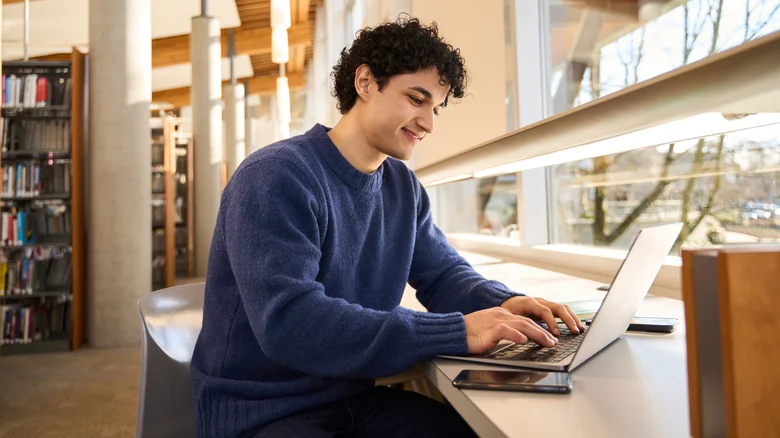 MacBook Air M5 vs MacBook Neo: Price, Specs & Best Pick Indian student using MacBook Neo in college library