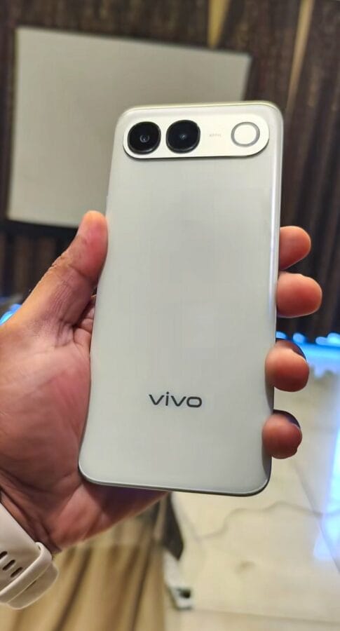 Vivo S2 5G Lanched India: Do you Know Features & Prices? vivo S2 (Silk White) ✔️ 8mm Ultra-Slim 3D Curved Design ✔️ 6.83" 1.5K 120Hz pOLED Display (1900 Nits) ✔️ MediaTek Dimensity 7360 Turbo ✔️ 7000mAh Battery + 44W FlashCharge ✔️ 50MP Sony IMX852 AF + Aura Light ✔️ 32MP Front Camera ✔️ AI 30x Zoom, AI Eraser, AI UHD & More ✔️ IP68